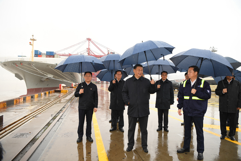 3月29日至4月1日，中共中央总书记、国家主席、中央军委主席习近平在浙江考察。这是3月29日，习近平在宁波舟山港穿山港区2号集装箱泊位，了解港口作业情况。